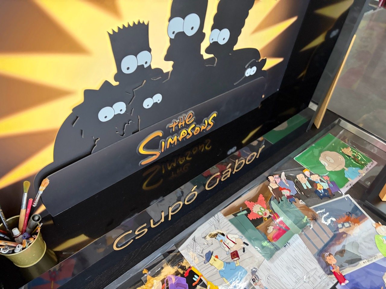 A Simpson családhoz kapcsolódó tárgyak és rajzok.