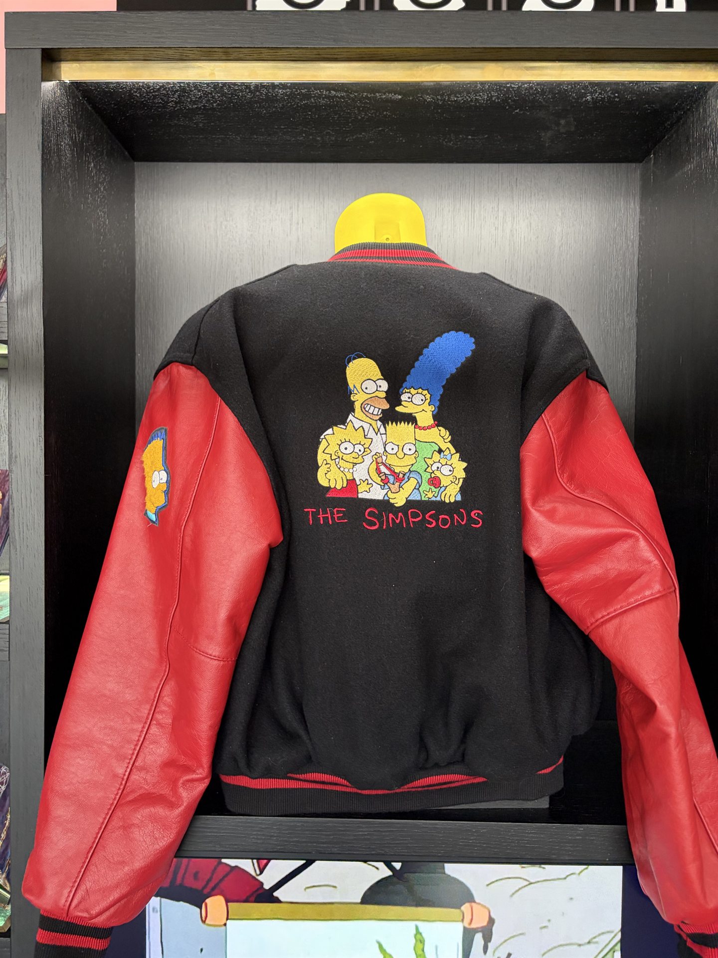 A Simpson családhoz kapcsolódó kiállított kabát.